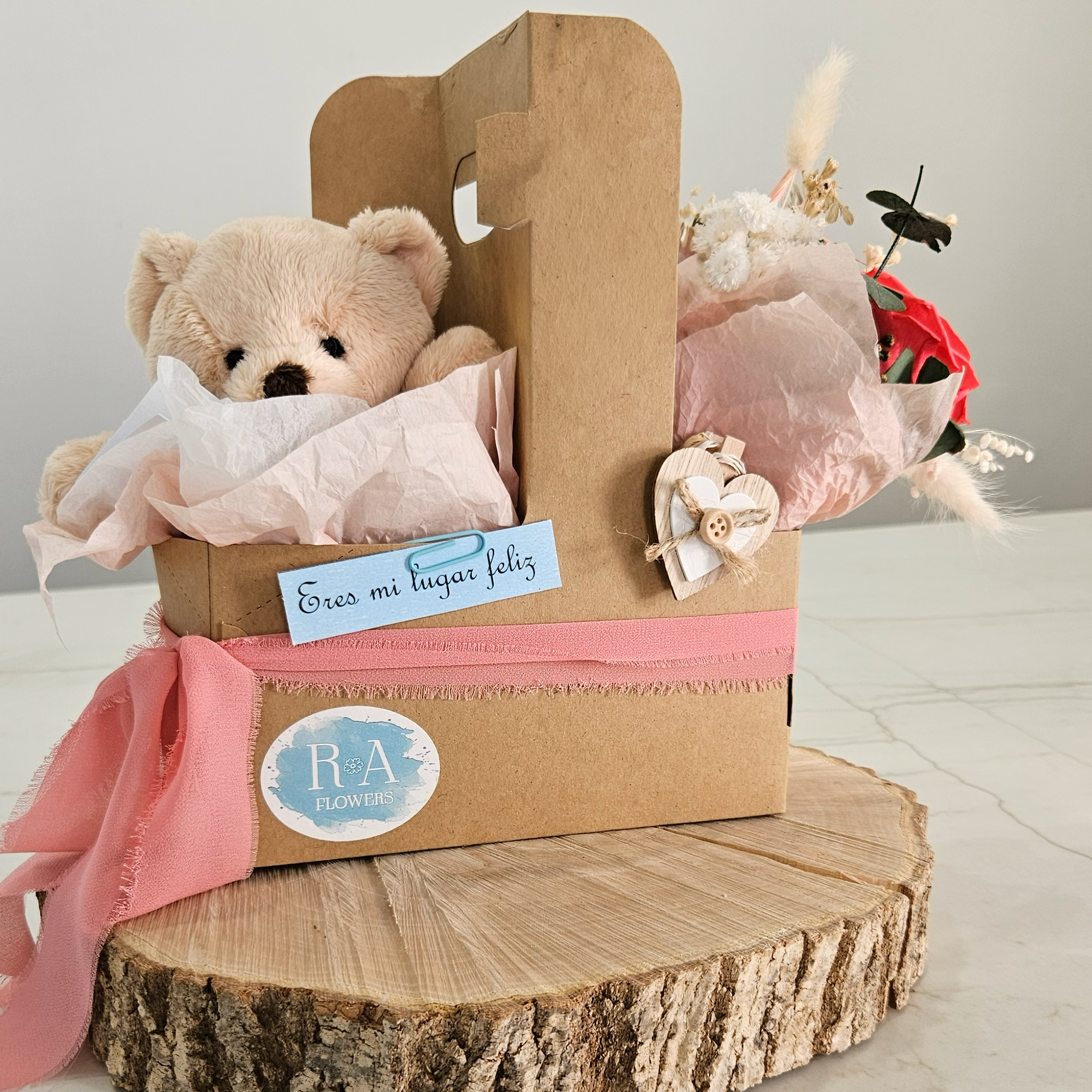 Cestita con Oso y Ramo de Flores Preservadas
