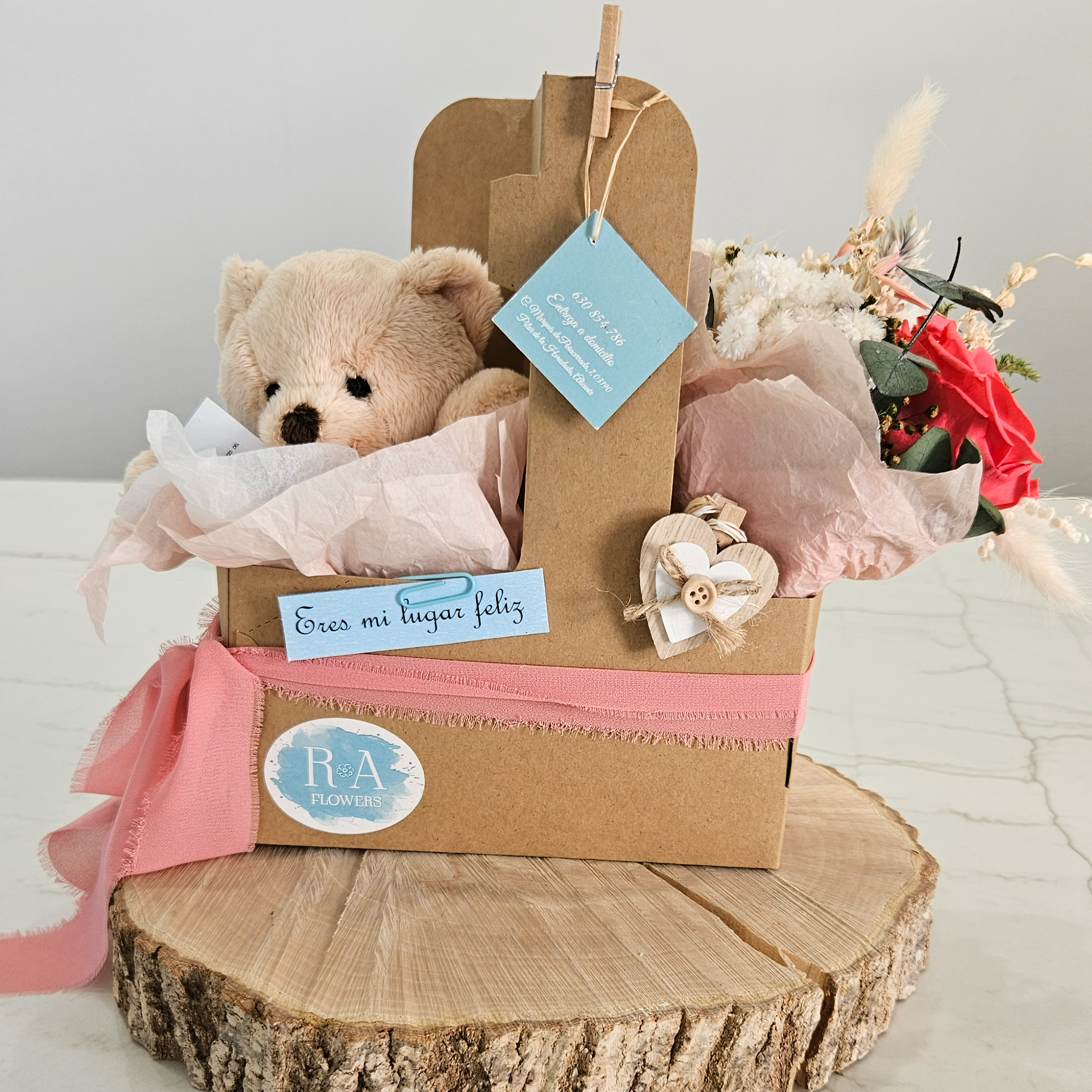 Cestita con Oso y Ramo de Flores Preservadas