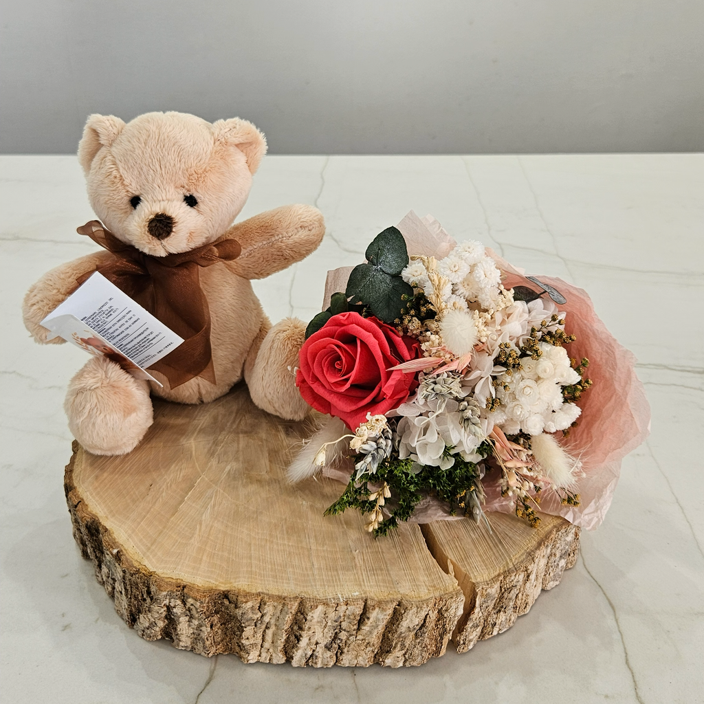 Cestita con Oso y Ramo de Flores Preservadas